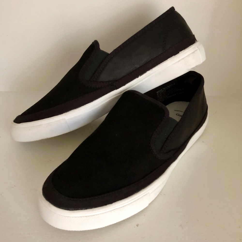 GAP tennis shoes NWOT slip on Black